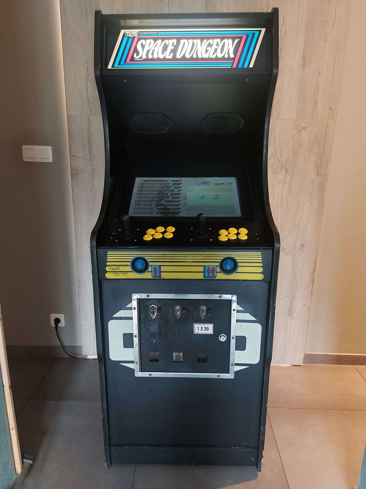 Taito Arcadekast met ontwerp van Space Dungeon, voorzien van nieuwe knoppen en LCD scherm.