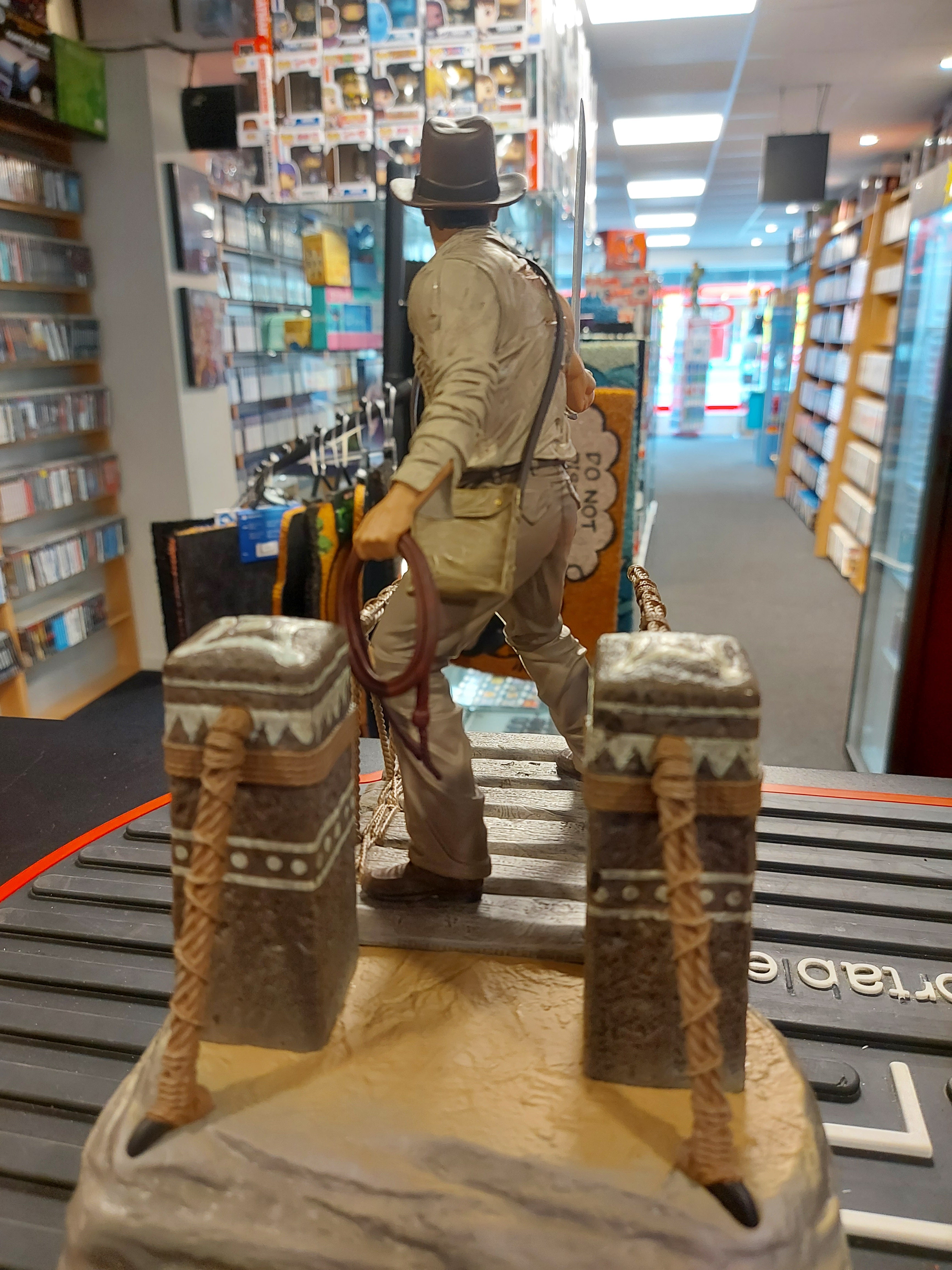 Indiana Jones and the Temple of Doom Deluxe Gallery PVC Statue Rope Bridge 28 cm