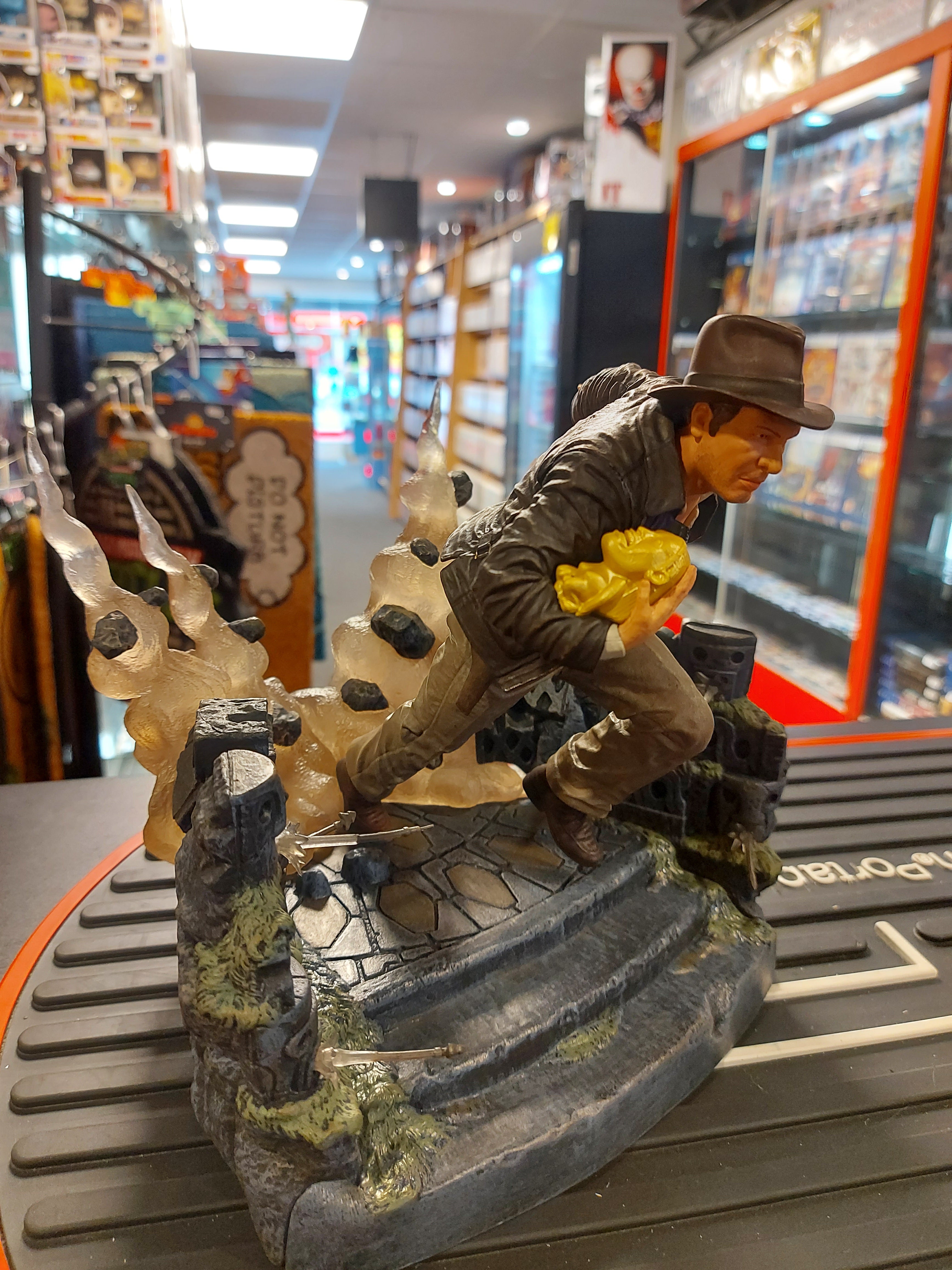 Indiana Jones: Raiders of the Lost Ark Deluxe Gallery PVC Statue Escape with Idol 25 cm