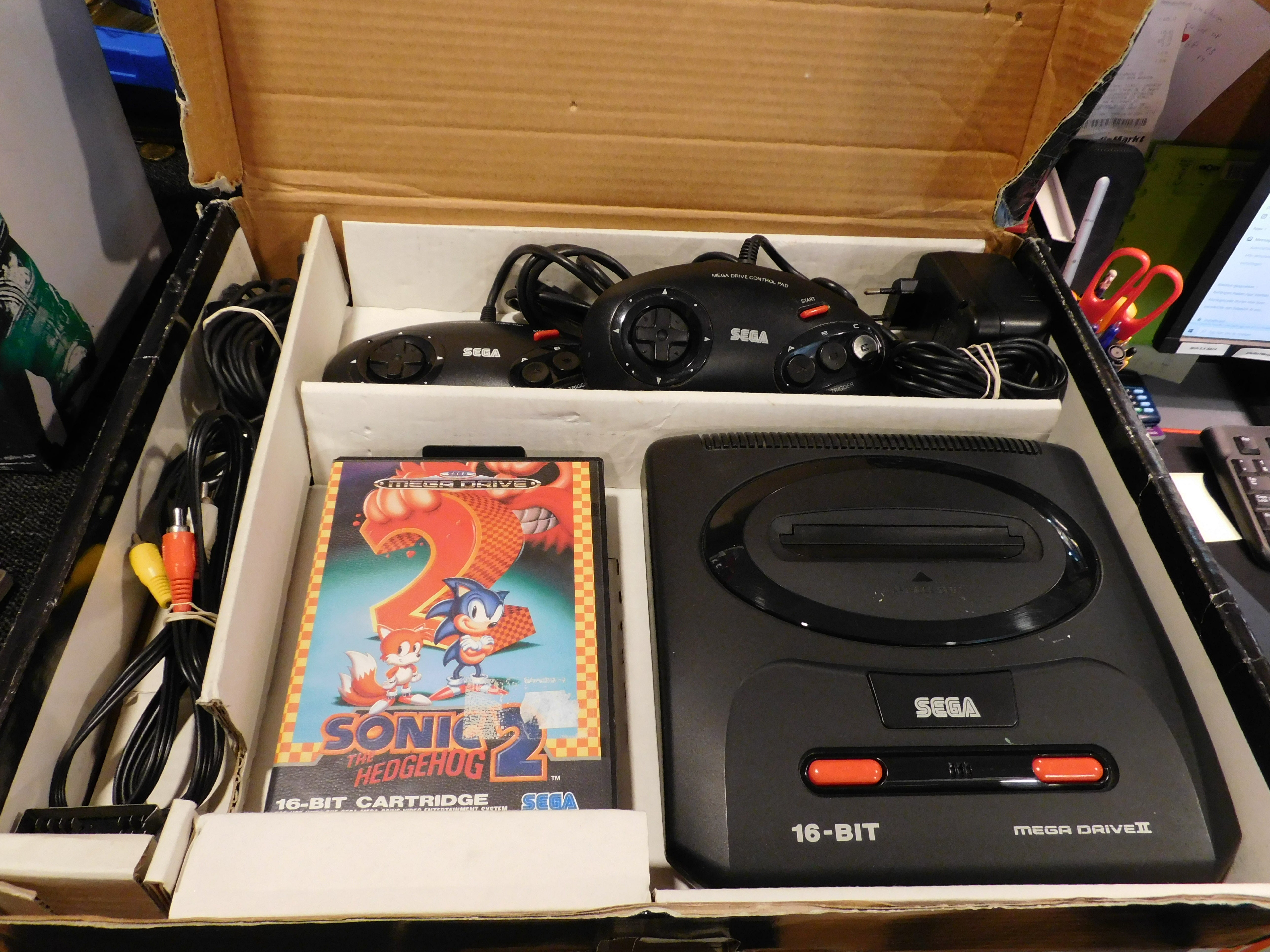 Sega Mega Drive II console Sonic 2 bundel