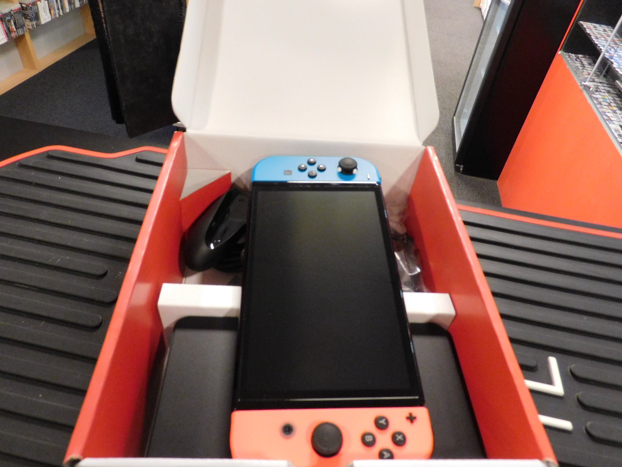 NINTENDO SWITCH  OLED CONSOLE RED/BLUE