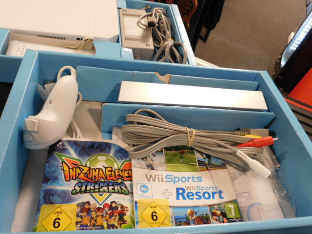 Wii Inazuma Eleven Strikers bundle including console, games, and accessories neatly arranged in blue box.