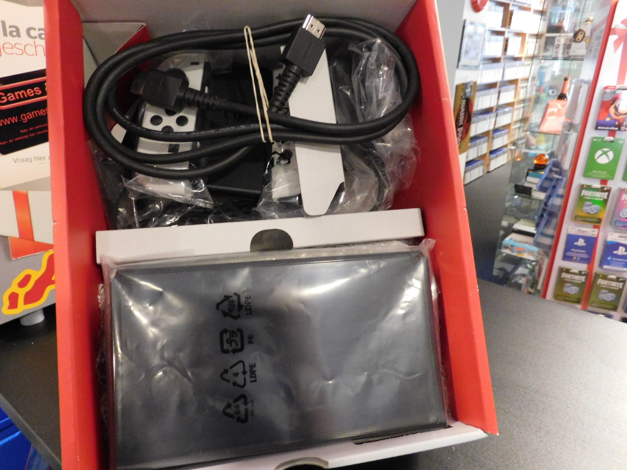 SWITCH CONSOLE OLED - WHITE BUNDEL MARIO GALAXY