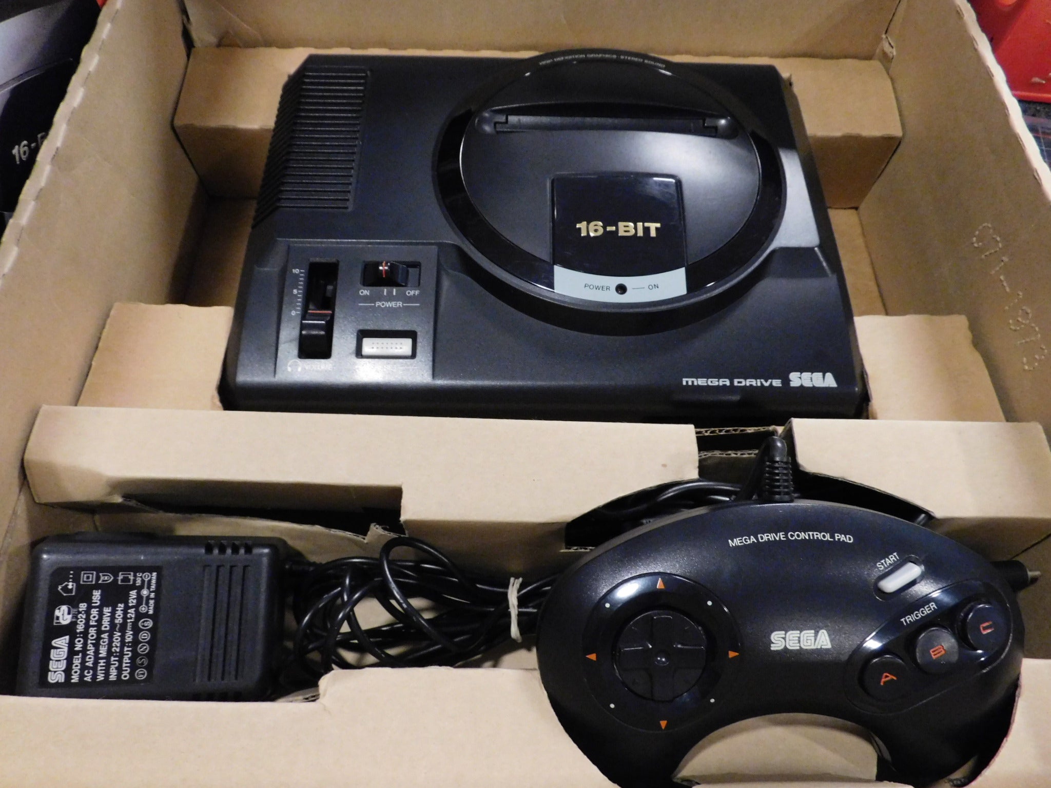 Sega Mega Drive I console SONIC BUNDLE